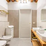 Luxury Suites Hotel *