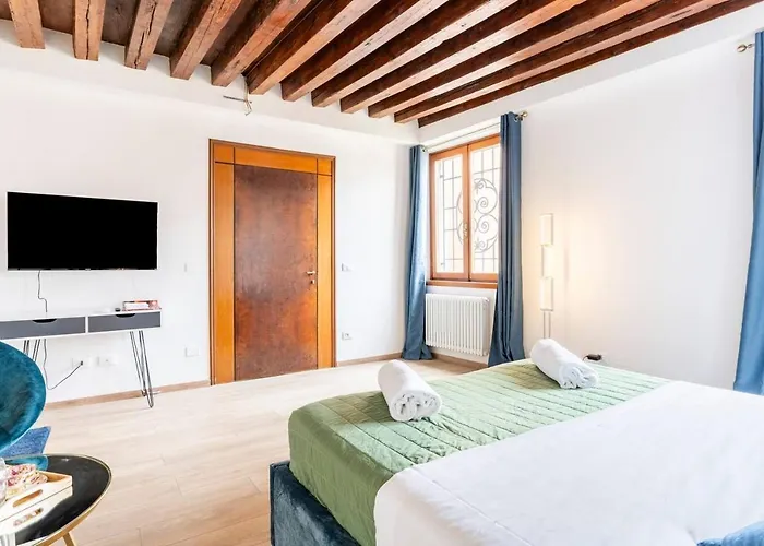 Отель Luxury Suites *