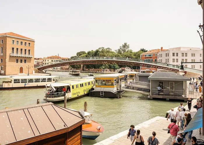 Отель Luxury Suites