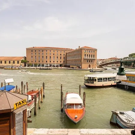 Hotel Luxury Suites *